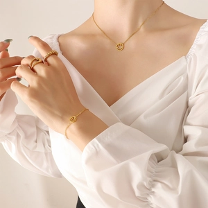 Goldenes Schmuckset mit hohlem Smiley-Anhänger, Halskette, Armband und Ringen