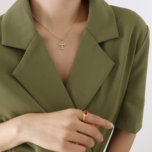 Collier Pendentif Croix Acier Titane Plaqué Or 18K Avec Imitation Künstliche Perle Style Vintage Français Élégant