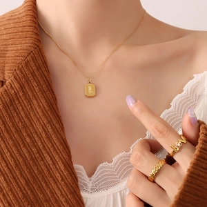 Halskette mit Rosenanhänger und LOVE-Ring-Set aus vergoldetem Edelstahl für Damen