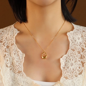 Collar vintage de titanio chapado en oro 18K con colgante ovalado usado por modelo