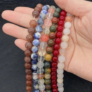 Gedetailleerde opname van diverse ronde kralen van natuursteen voor DIY sieraden