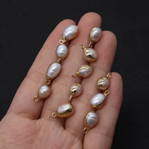 Detailopname van barokke zoetwaterparels met gouden kapjes voor DIY sieraden maken