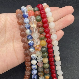 Detailopname van 8mm natuurstenen kralen zoals agaat en kwarts voor doe-het-zelf sieraden