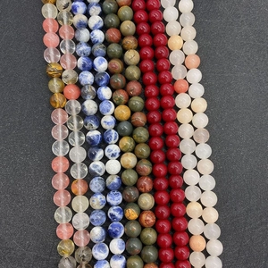 Detailopname van gepolijste ronde kralen van natuursteen van 6 mm tot 10 mm in diverse kleuren