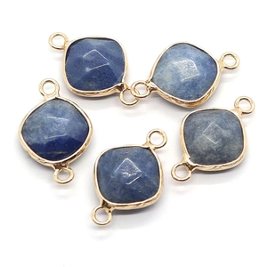 Cinq connecteurs carrés en lapis-lazuli facetté avec des cadres dorés à deux anneaux