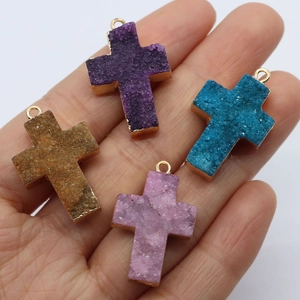 Naturstein-Kristallkreuz-Anhänger in vier Farben mit vergoldeten Kanten im Set