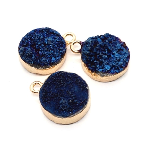 Trois pendentifs ronds en cristal druzy bleu foncé avec bordure plaquée or et anneaux de lien