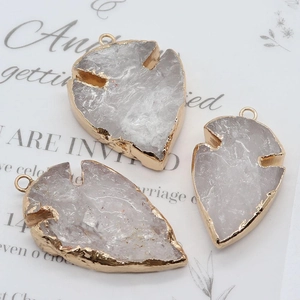Pendentifs en pierre naturelle blanche en forme de flèche avec bordure en métal doré