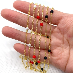 Cadena dorada con perlas, cuentas rojas y cristales negros para bisutería artesanal