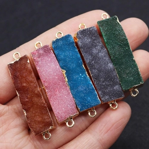 Detail van rechthoekige natuursteen connectoren met gouden randen voor DIY-sieraden