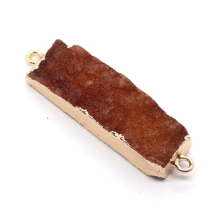 Rechthoekige natuurstenen hanger met gouden rand en dubbele ophangringen voor sieraden