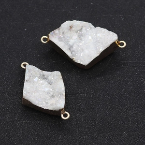 Detail von natürlichen Kristallclustern mit vergoldeten Kanten für DIY-Schmuck