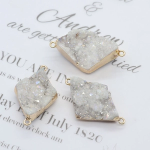 Set aus 3 natürlichen Druzy-Kristall-Verbindern mit unregelmäßigen Formen und Goldrand