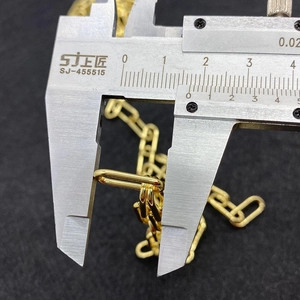 Detailed macro view showing the 10mm width measurement of golden metal chain links