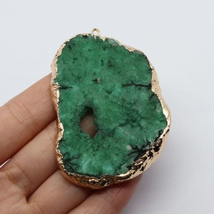 Pendentif en pierre naturelle verte avec bord doré élégant et boucle anneau métallique