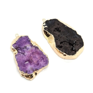 Pendentifs en pierre naturelle irrégulière avec bordure dorée en violet et noir