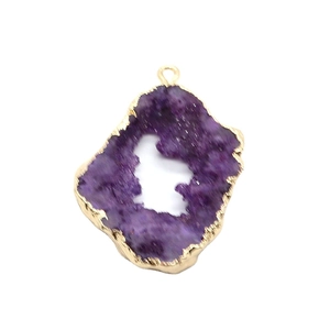 Anhänger aus natürlichem violettem Druzy-Quarz mit vergoldeter Metallkante