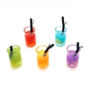 Dettaglio di cinque mini ciondoli colorati per bevande in resina con cannuccia per DIY