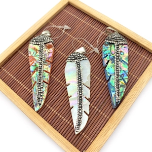Pendenti a forma di piuma in conchiglia naturale con lustro di abalone e strass
