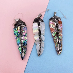 Pendenti a foglia in conchiglia naturale con strass in tre colori iridescenti