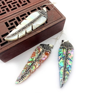 Ciondolo a foglia in conchiglia di abalone naturale con cristalli e design boho