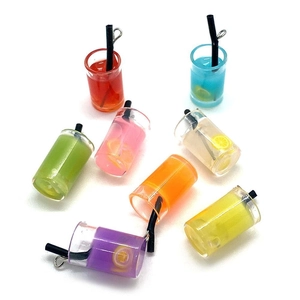 Set di 8 ciondoli a forma di bottiglia in resina colorata con cannucce nere DIY