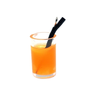 Mini ciondolo a bottiglia di succo d'arancia in resina con cannuccia nera e anello