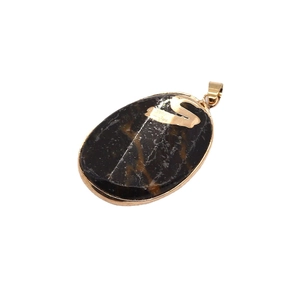 Colgante de piedra natural en forma de gota con borde dorado y letra S en fondo blanco