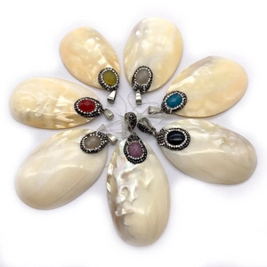 Colgante de concha natural irregular con diamantes en siete colores vivos