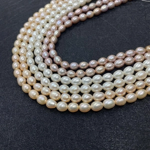 Vue macro détaillée de perles d'eau douce naturelles en forme de riz aux tons pastel