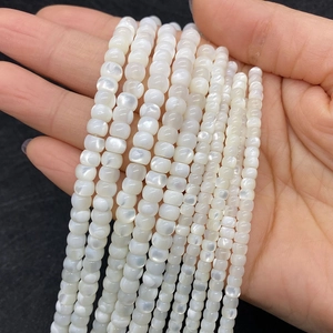 Makroaufnahme von weißen Muschelperlen in Rondellform für die Schmuckherstellung