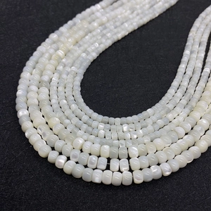 Makroaufnahme weißer Muschelperlen mit schillerndem Perlglanz für DIY-Schmuckherstellung