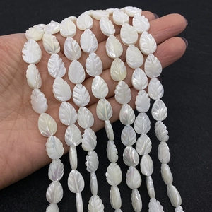 Natuurlijke witte schelpkralen in bladvorm met gravure voor DIY sieraden maken