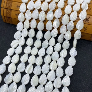 Natuurlijke witte parelmoer kralen in bladvorm met nerven voor het maken van sieraden