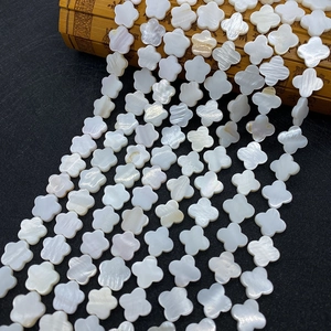 Natuurlijke witte schelpkralen in bloemvorm voor het maken van DIY kettingen en armbanden