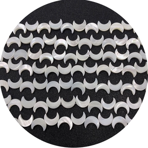Natürliche weiße Muschelperlen in Mondform mit schillerndem Glanz für DIY Schmuck