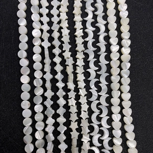 Weiße Perlmuttschalenperlen in Herz- Mond- Stern- und Kreuzform für DIY-Schmuck
