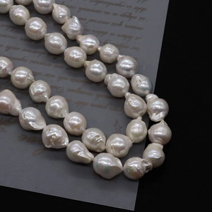 Detail macro-opname van onregelmatige witte barokke zoetwaterparels voor DIY-sieraden