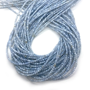 Vista dettagliata di perle tonde in conchiglia naturale blu chiaro da 2-3mm per gioielli