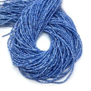 Dettaglio macro di perline di conchiglia blu da 2mm per gioielli fai-da-te e collane