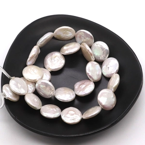 Perlas naturales de agua dulce blancas en plato de cerámica negra para joyería