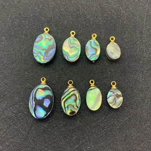 Pendentifs ovales en nacre d'abalone naturelle avec anneaux dorés et reflets colorés