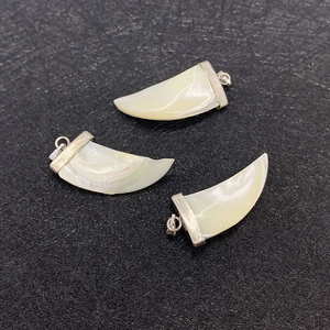 Trois pendentifs en forme de corne en coquillage blanc avec embouts en métal argenté