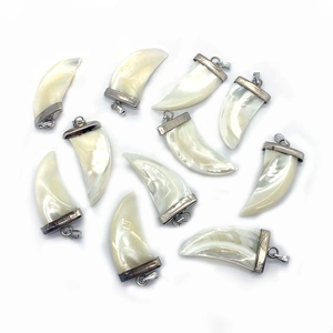 Pendentifs en nacre naturelle en forme de corne avec des fermoirs métalliques argentés