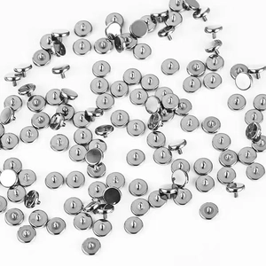 Detailopname van zilveren roestvrijstalen piercingaccessoires met intern schroefdraad
