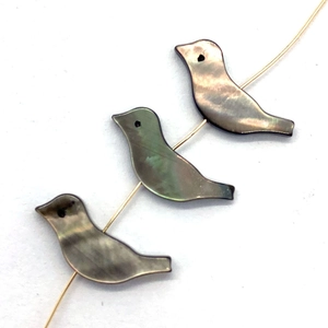 Perline a forma di uccello in conchiglia nera naturale 6x14mm con riflessi iridescenti