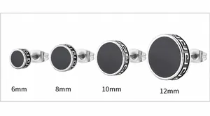 Dettaglio di quattro orecchini neri con motivo a greca in misure da 6mm a 12mm