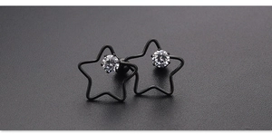 Vue macro des boucles d'oreilles étoile noir mat avec incrustation de zircone