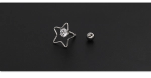 Détail d'un clou d'oreille étoile argentée avec une pierre en zircone transparente