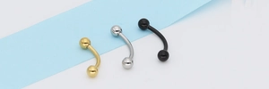 Vue détaillée de bijoux de piercing barbell incurvé en finitions or, argent et noir